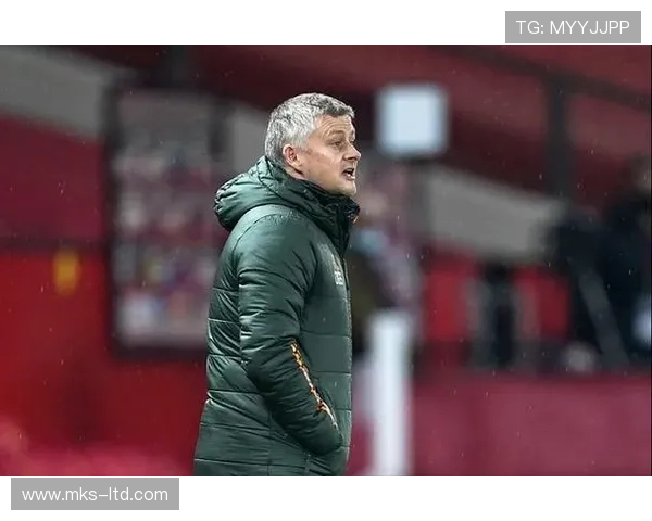 曼联76岁球迷为VIP让座引争议 曼联76岁球迷为VIP让座引争议